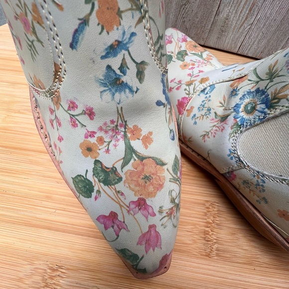 Vintage look ,romantic boho chic Free People Chelsea floral western boot. - Picture 3 of 4